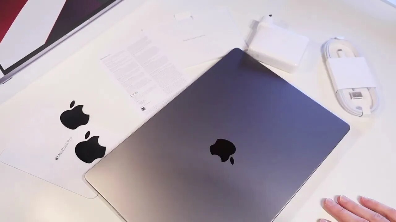 Apple Macbook Pro 16" M1 Pro 10‑core CPU. 16‑core GPU, 16GB RAM 512GB SSD Unboxing