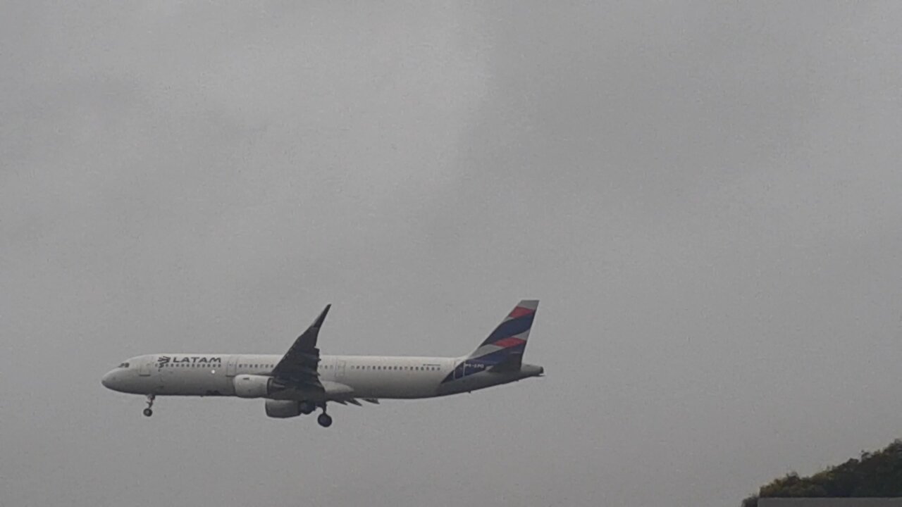 Airbus A321 PT-XPD na aproximação final antes de pousar em Manaus vindo de Brasília