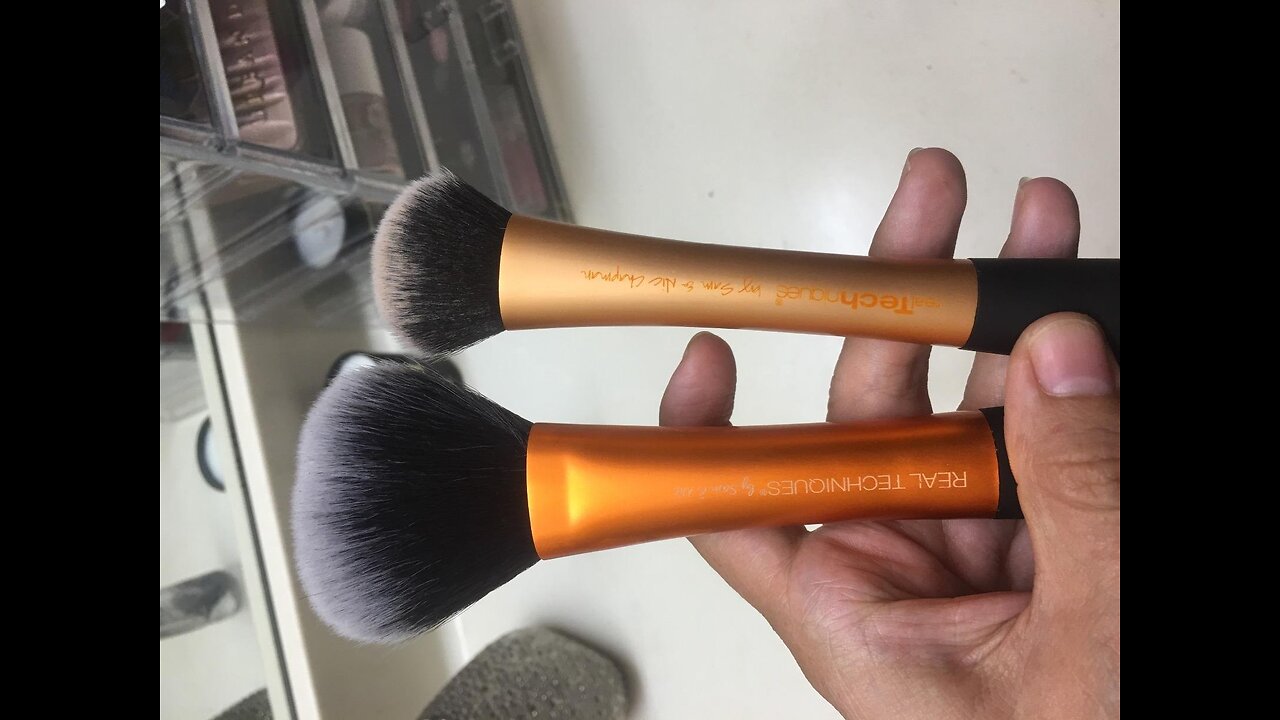 Real Techniques Ultra Plush Powder Makeup Brush, For Loose or Pressed Setting Powder and Minera...