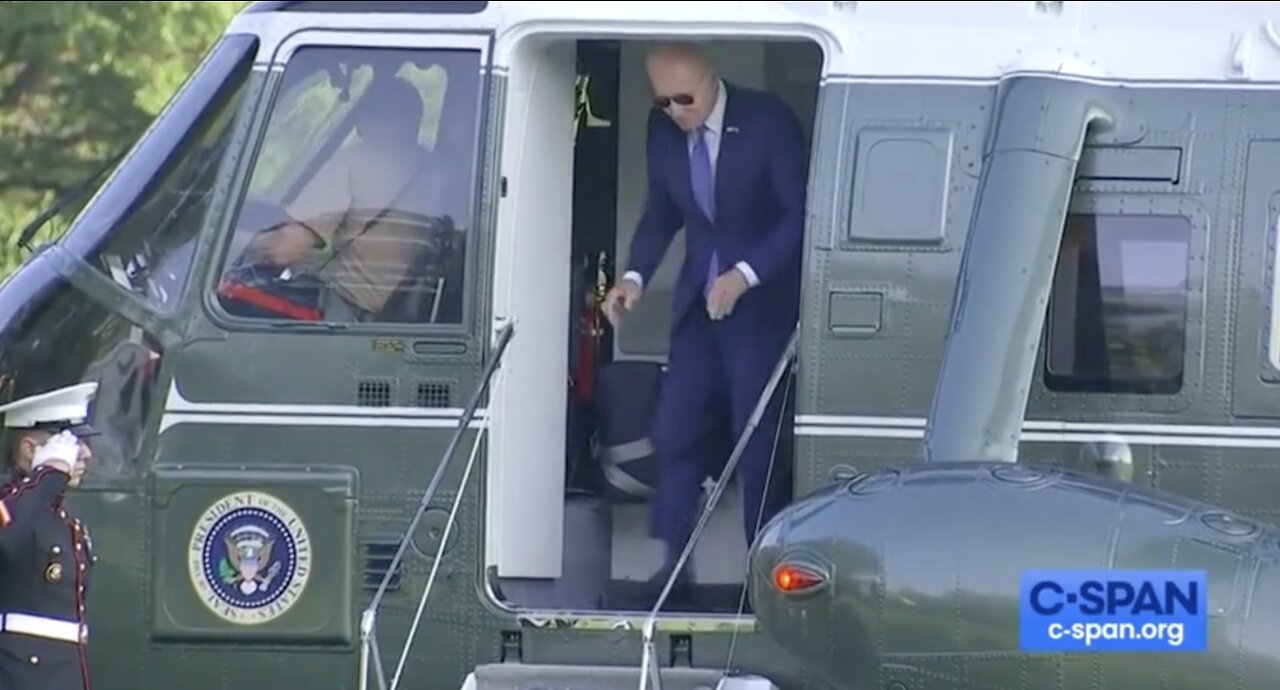 After brutal fall, Biden BANGS head hard on Marine One... Sad!