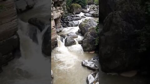 DEV KAYALIKLARIN ARASINDAN AKAN SUYA BAKIN!