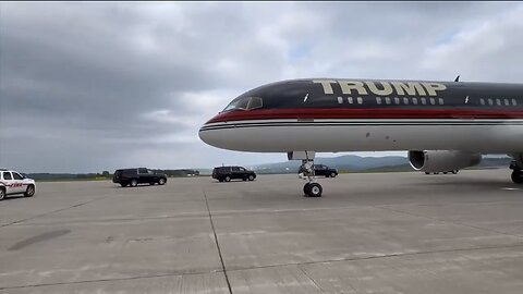 TRUMP❤️🇺🇸🥇🪽🕺MOTORCADE EN ROUTE🤍🇺🇸🏅🪽👮‍♂️🏍️🚓🛻🚙🚐🚑👨‍🚀TO PENNSYLVANIA RALLY💙🇺🇸🪽🏅🛬⭐️