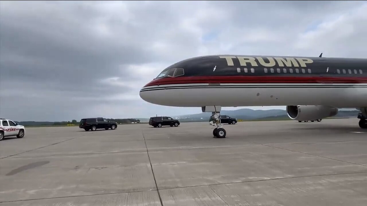 TRUMP❤️🇺🇸🥇🪽🕺MOTORCADE EN ROUTE🤍🇺🇸🏅🪽👮‍♂️🏍️🚓🛻🚙🚐🚑👨‍🚀TO PENNSYLVANIA RALLY💙🇺🇸🪽🏅🛬⭐️