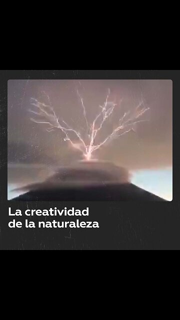 Relámpagos en la cima del volcán de Agua