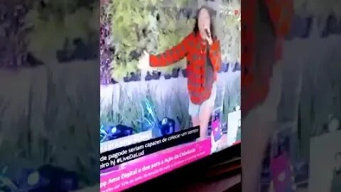 ASSISTA : EM LIVE, CANTORA LUDMILA CAI NA PISCINA E SOME EM PLENA APRESENTAÇÃO