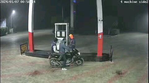 The employees beat up the robbers after robbing the petrol pump 🤣🤣 Share the video