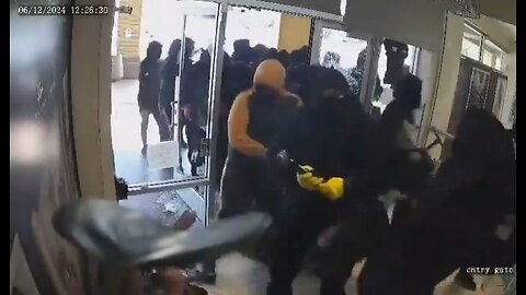 20 Thugs Rob Jewelry Store In Broad Daylight In California