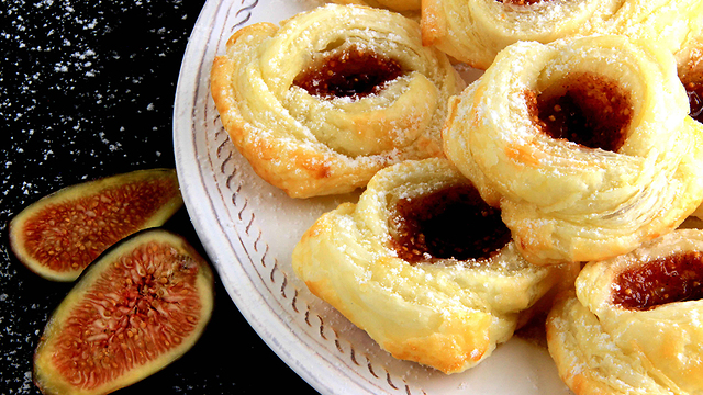 Easy bite size dessert - Fig puff pastry roses