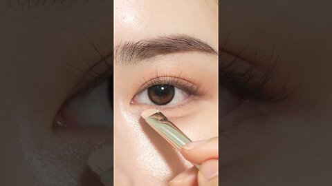 K-beauty Natural makeup look with natural colored contacts