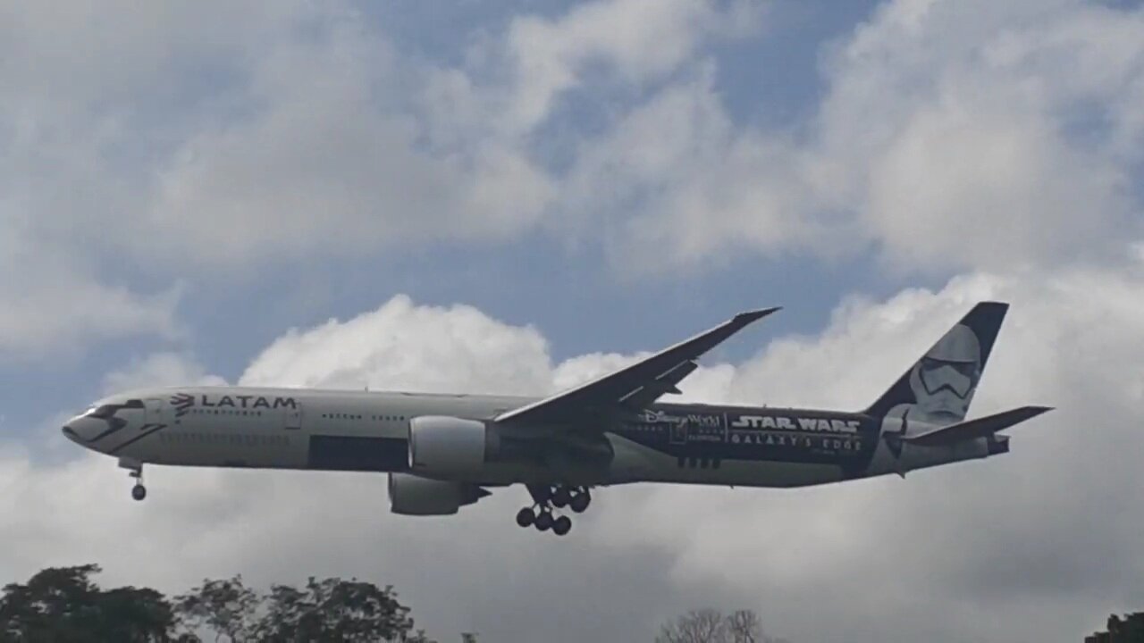 Boeing 777-300ER PT-MUA na aproximação final antes de pousar em Manaus vindo de Guarulhos