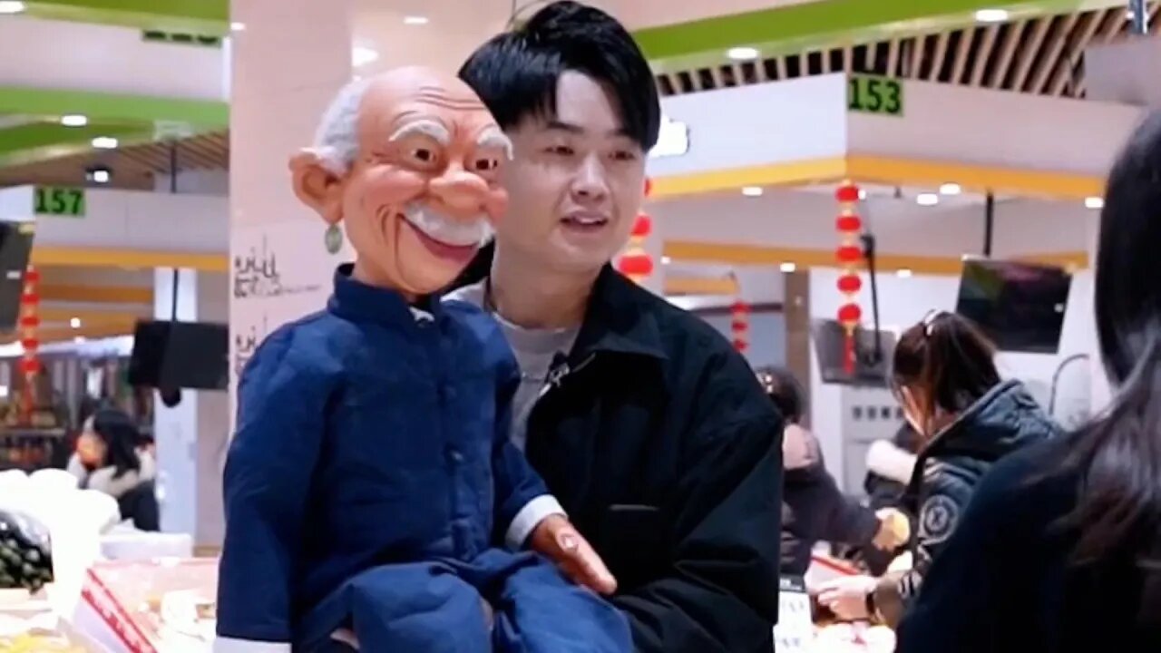 小伙身怀腹语绝技,与路人幽默风趣互动,实现年入千万