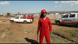 SOUTH AFRICA - Johannesburg - Land grabs in Lenesia (videos) (2kv)