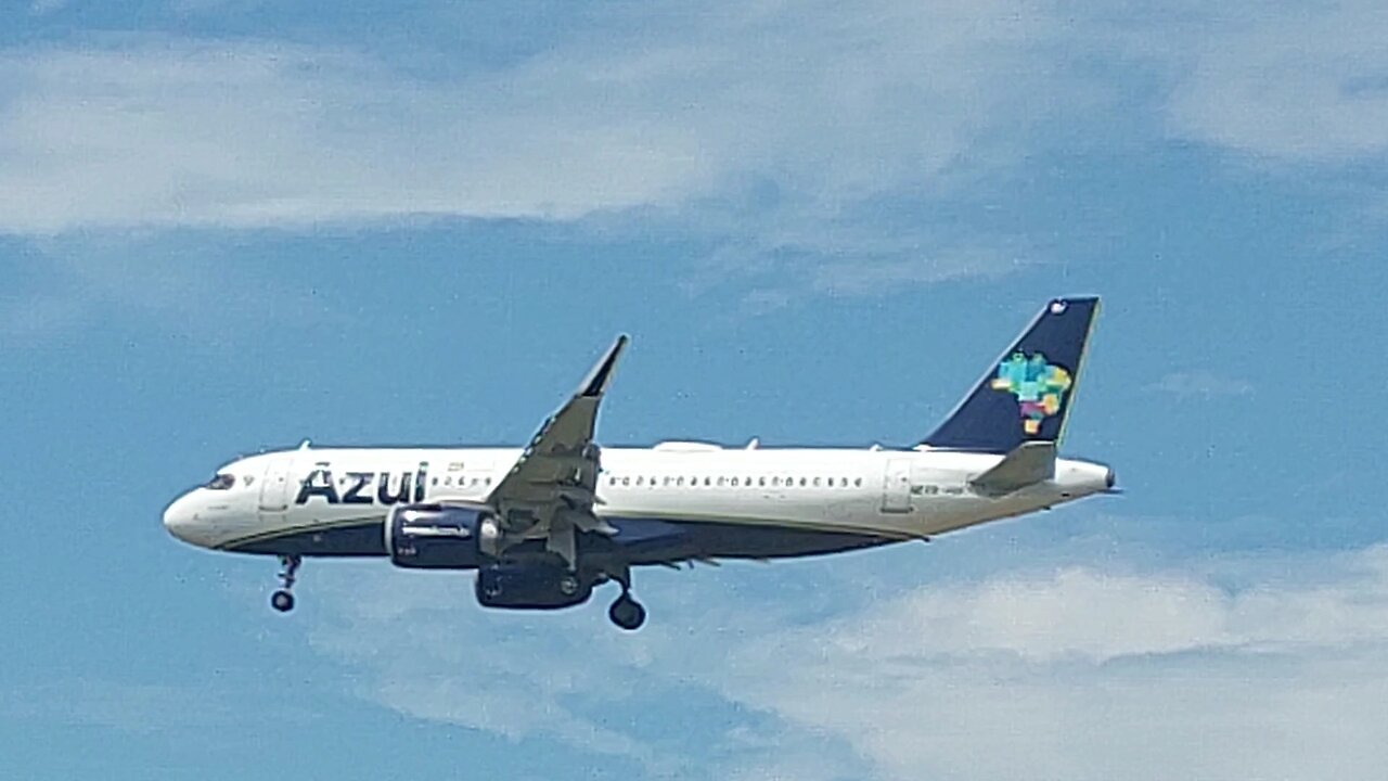 Airbus A320NEO PR-YRF vindo de Campinas e Boeing 737-800 PR-VBL vindo de Brasília para Manaus