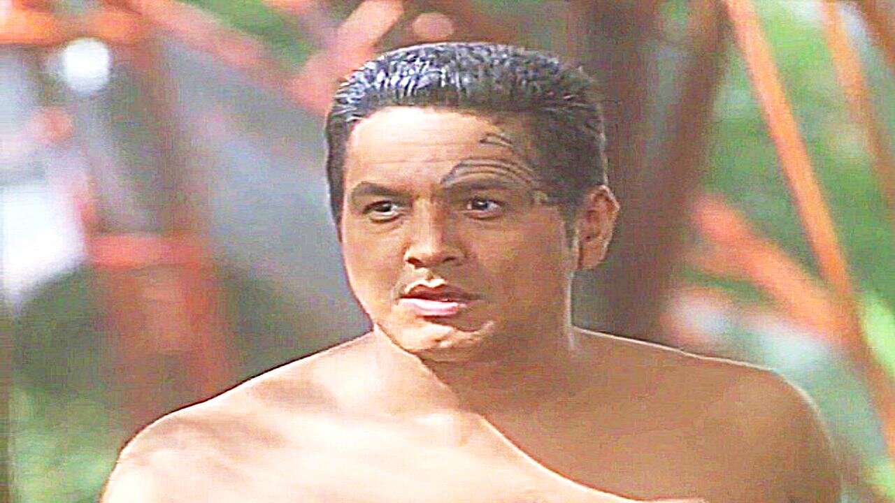 Chakotay runs wild in the rainforest - Star Trek Voyager