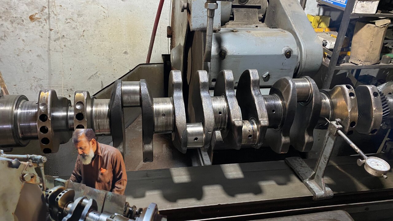 Old Expert Machinist Grinding a Crankshaft Like a Pro | Mactech Pakistan