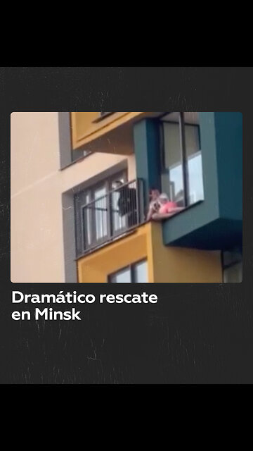 Rescatan a una mujer dormida en la cornisa de un edificio en Minsk