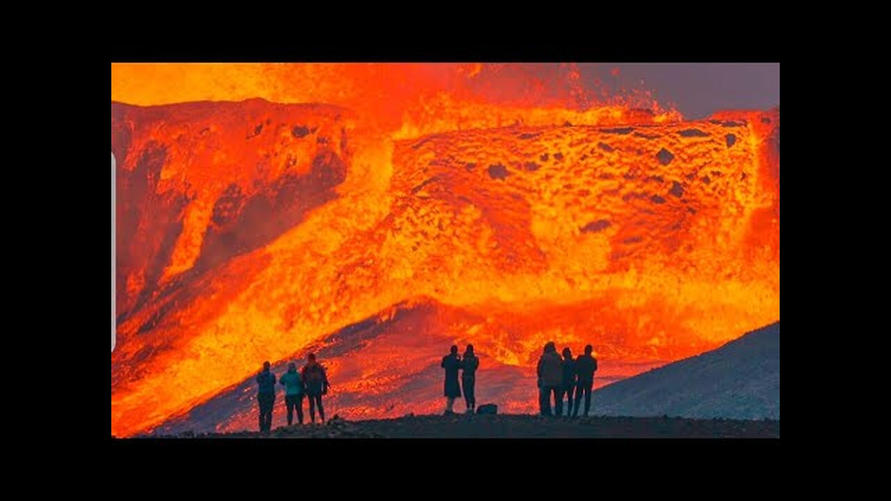 HUGE LAVA FLOWS LEAVE PEOPLE IN AWE-MOST AWESOME VIEW ON EARTH-Iceland Volcano Throwback