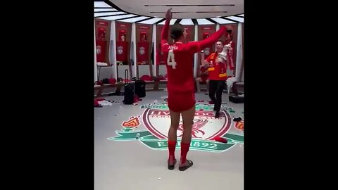 Virgil van Dijk festejando no vestiário após serem campeões da Copa da Inglaterra