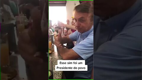 devorando aquele pastel na pastelaria do seu Zé - esse sim foi o presidente do povo Bolsonaro