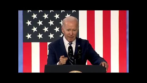 Biden irrt auf der Bühne umher