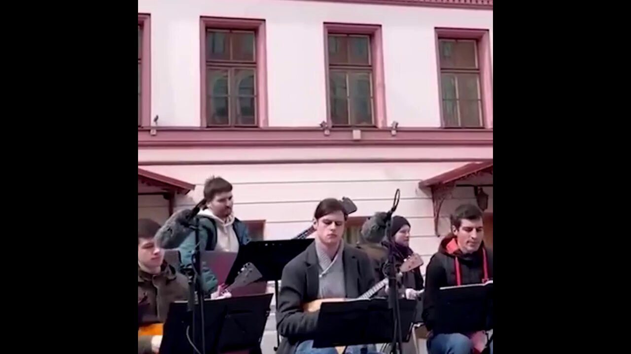 Russian musicians respond to Western sanctions against the Balalaika with a concert using the instrument