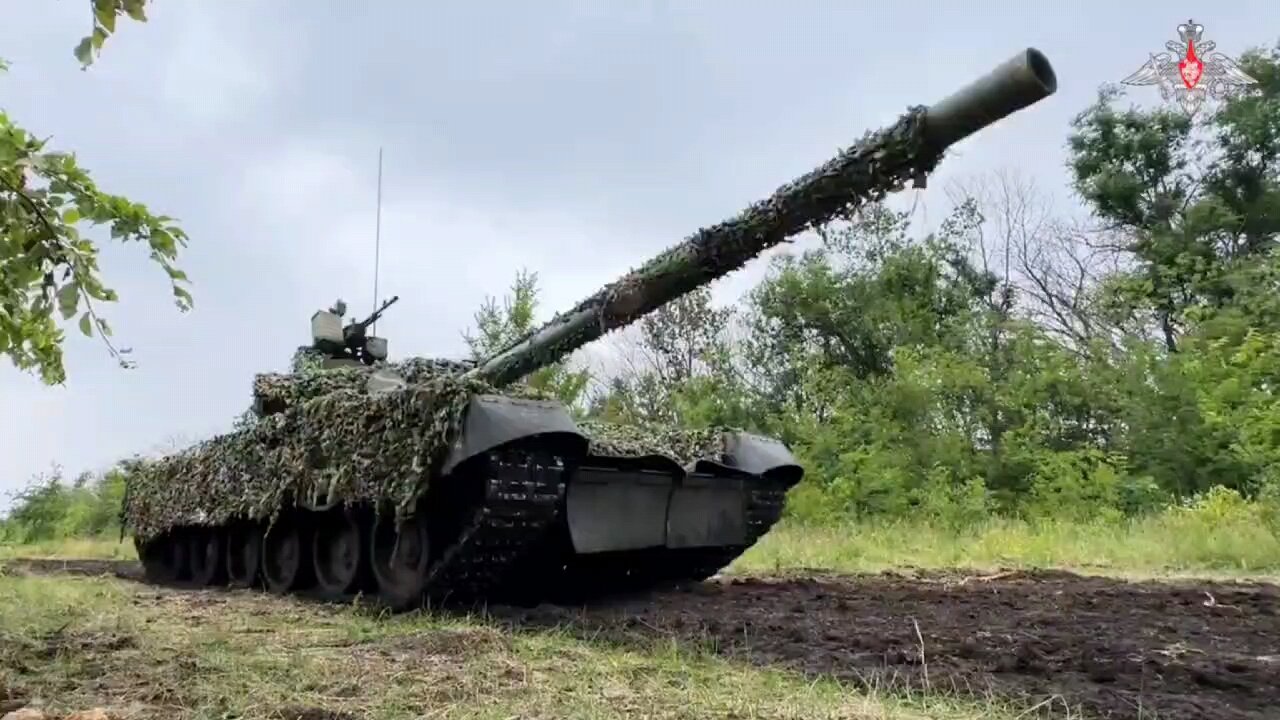 Russian T-80BVM tanks destroying AFU positions in support of Russian motorised rifle units!