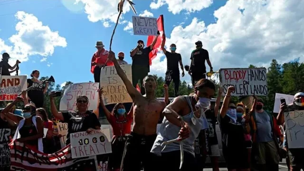 BREAKING! NATIVE AMERICAN PROTESTERS BLOCK THE ENTRANCE TO MOUNT RUSHMORE!