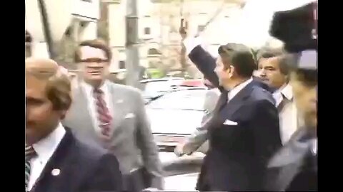 How Secret Service reacted when Ronald Reagan was shot. Instant, vicious, lethal-ready.Contrast