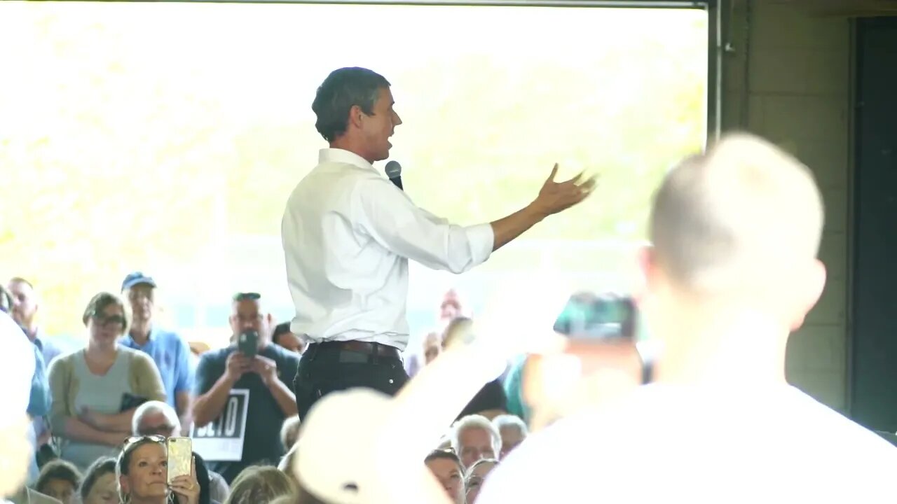 Beto Brings Followers to Fredericksburg