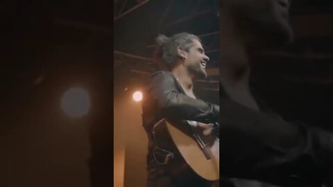 Quando la tua canzone è talmente conosciuta che non serve nemmeno cantarla!