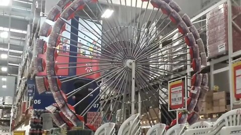 Roda gigante feita com vassou ficou top.