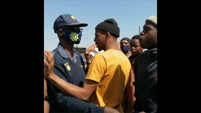 Angry community members try disrupting President Cyril Ramaphosa's campaign in Naledi, Soweto.