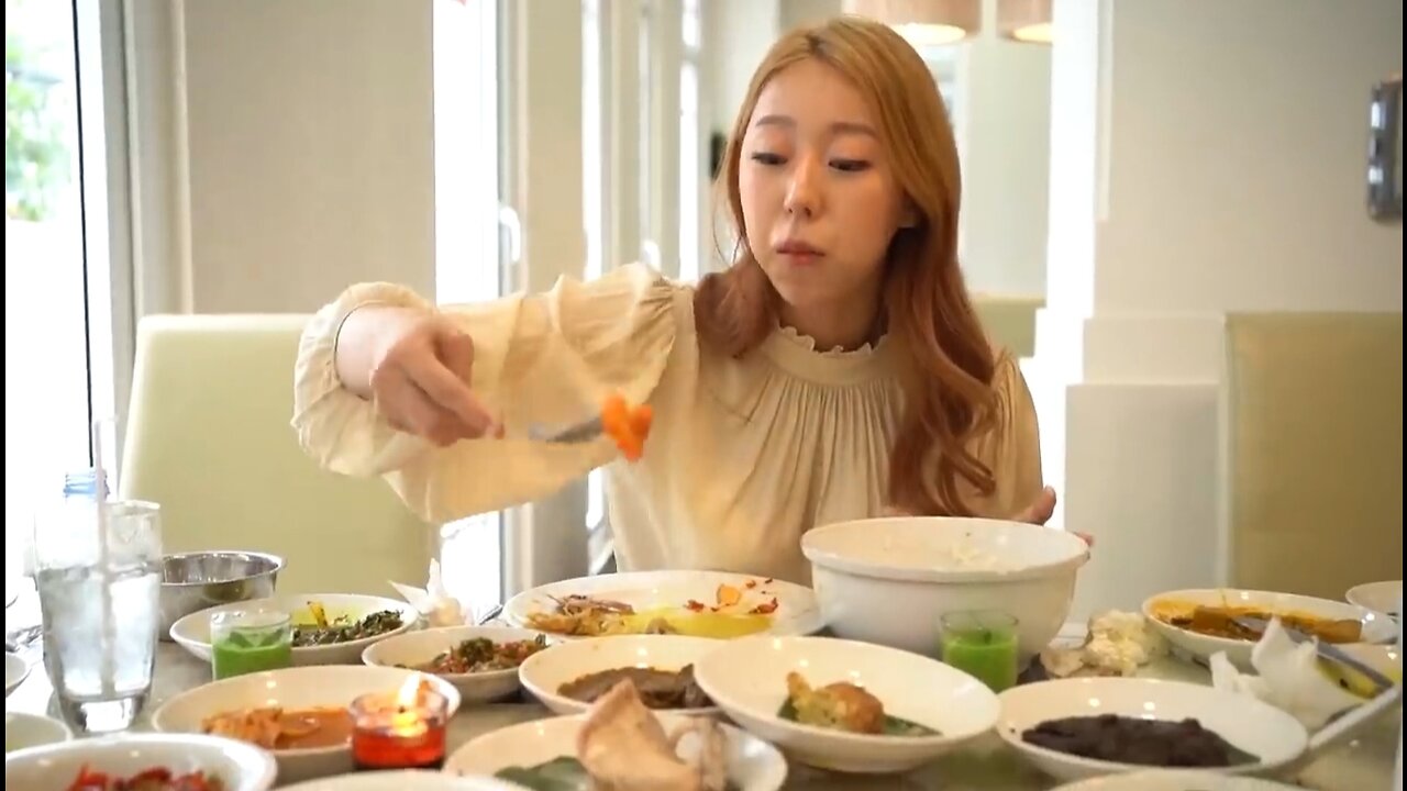 THE FIRST TIME A KOREAN GIRL TRYS PADANG RICE! MUKBANG VLOGS