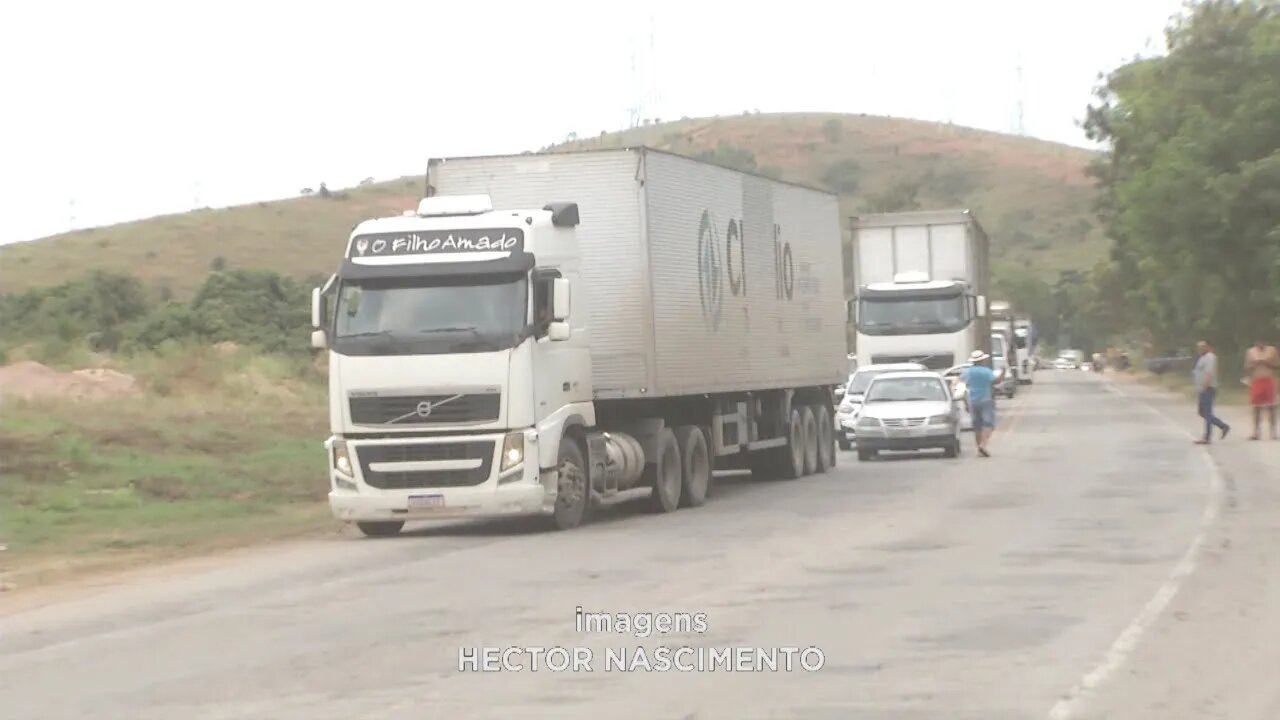 Acidente na BR-116: motorista fica gravemente ferido após carro bater em caminhão na manhã de hoj