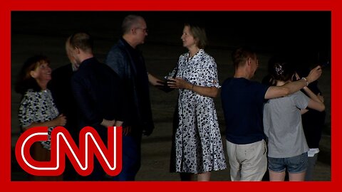 See the moment freed Americans reunite with loved ones | NE