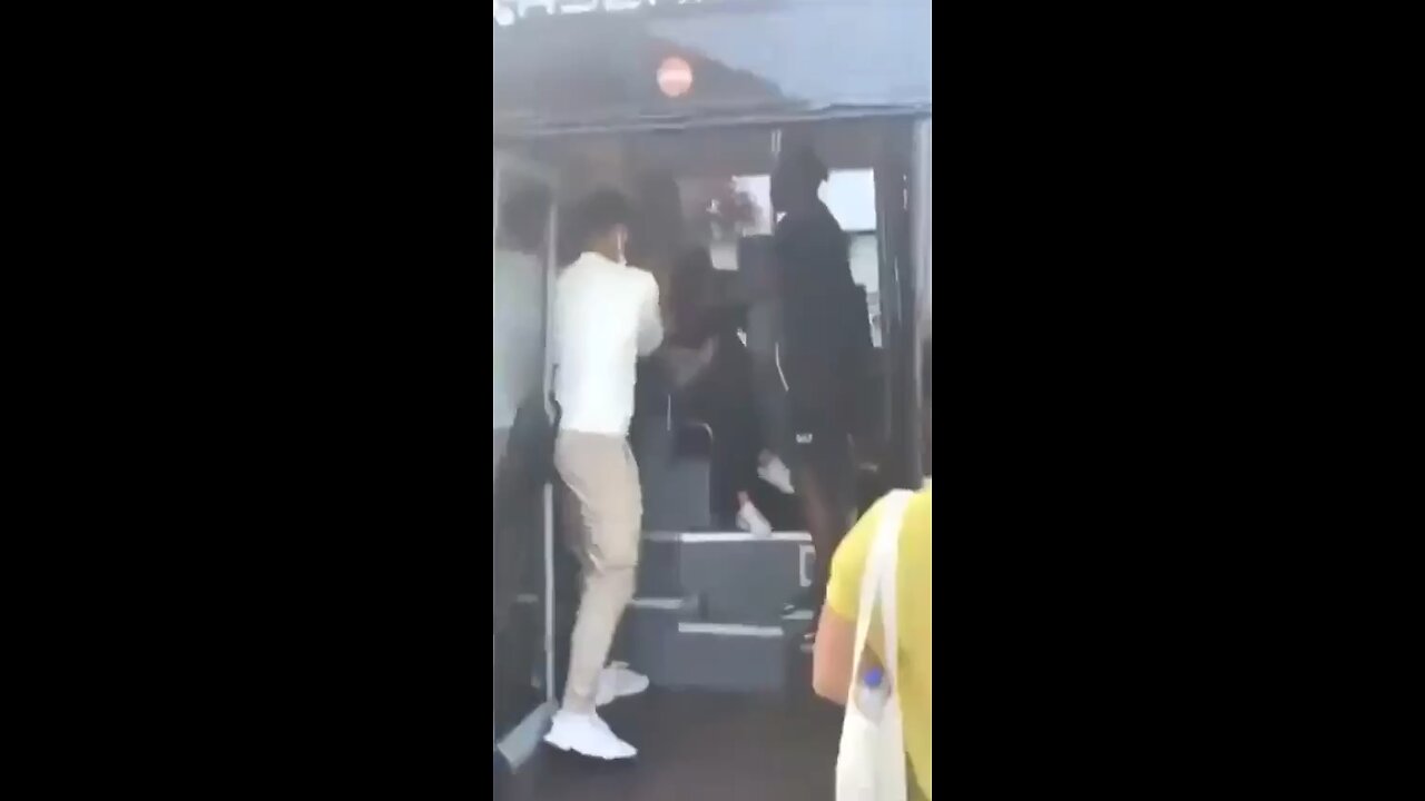 Pregnant Woman Thrown From Bus By Asylum Seeker - Paris