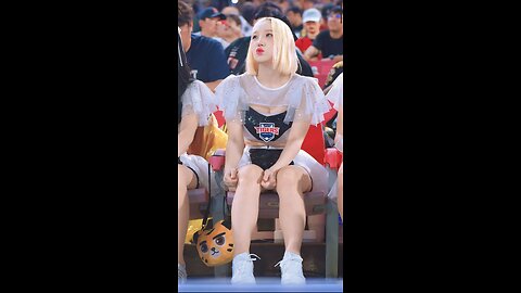 What Happens When the Hottest Cheerleaders Take Over the Game? (Park Sung-Eun)