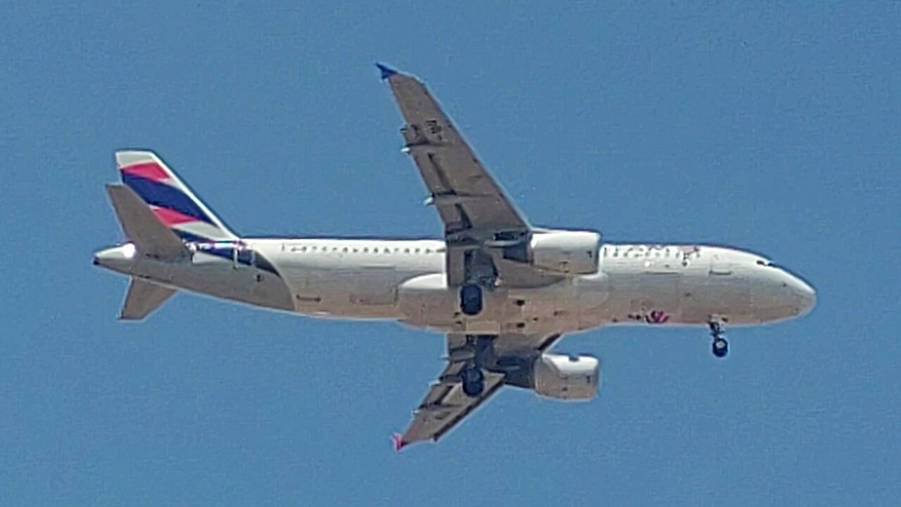 Airbus A320 PR-MHA coming from São Luís do Maranhão and Airbus A320NEO PR-XBK coming from São Paulo