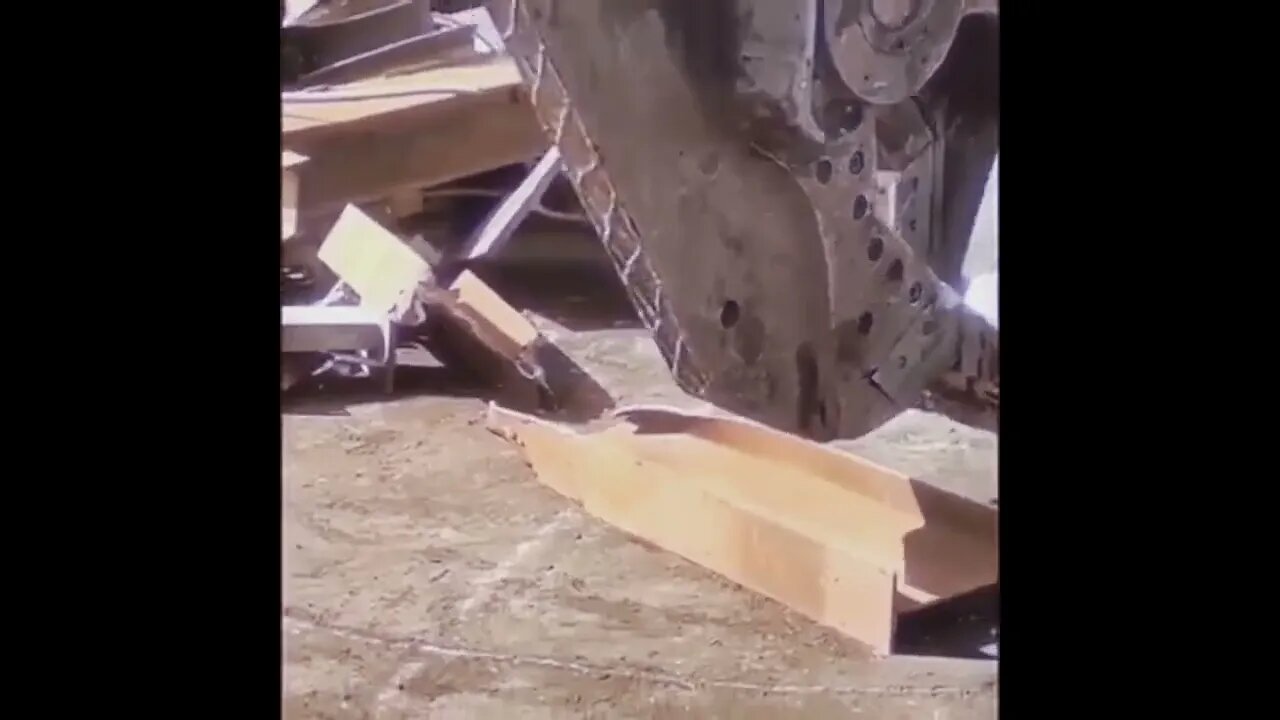 Просто как спичку ломает.👀