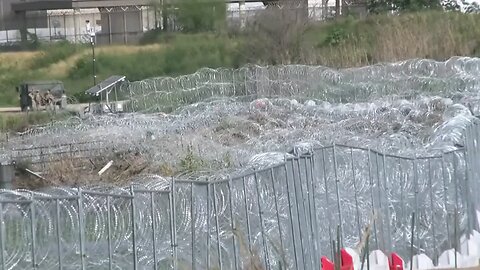 Exclusive: Texas’ Razor Wire Fence and barrier going up in El Paso. Miles of it. CHRISTINA AGUAYO