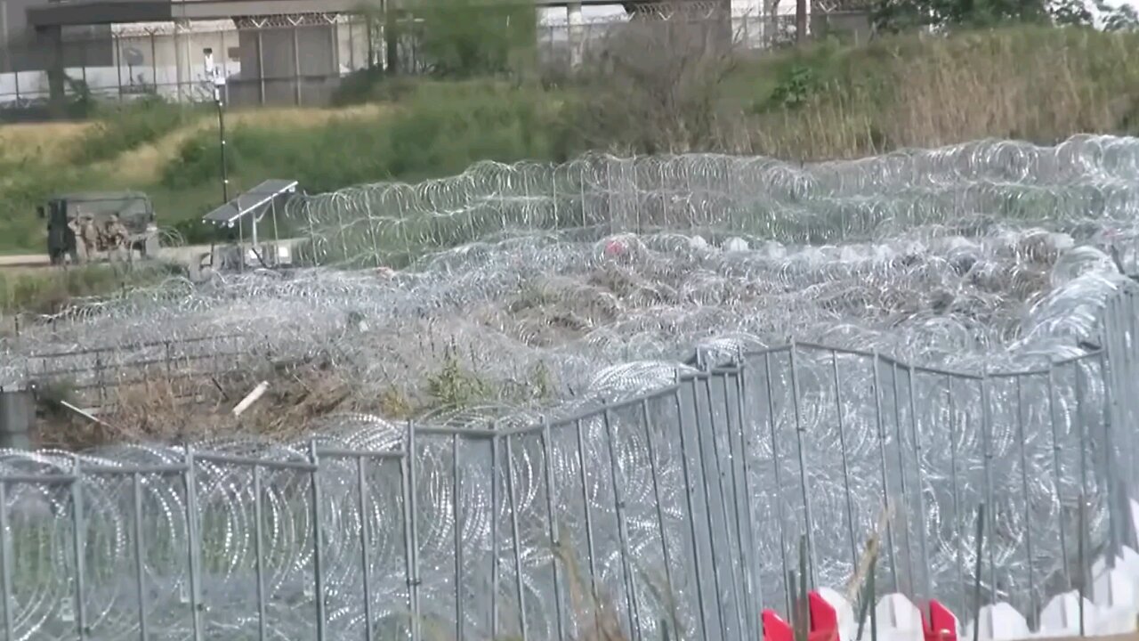Exclusive: Texas’ Razor Wire Fence and barrier going up in El Paso. Miles of it. CHRISTINA AGUAYO