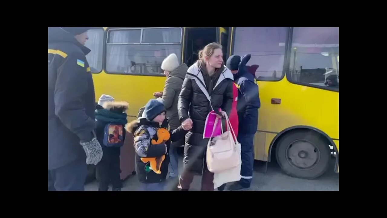 🇺🇦 Graphic War🔥Large Convoy Buses w/Children Go to Safe Place, Leave Sumy, Ukraine #Shorts