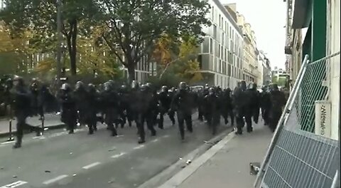 Macrons Orcs attack protesters in Paris