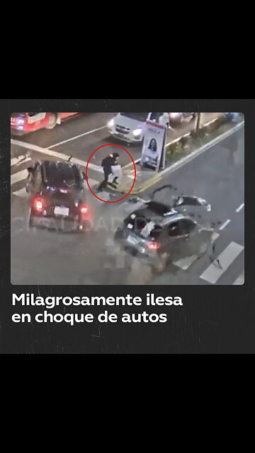 Mujer se salva milagrosamente de un choque entre dos autos en Argentina