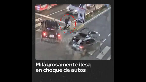 Mujer se salva milagrosamente de un choque entre dos autos en Argentina