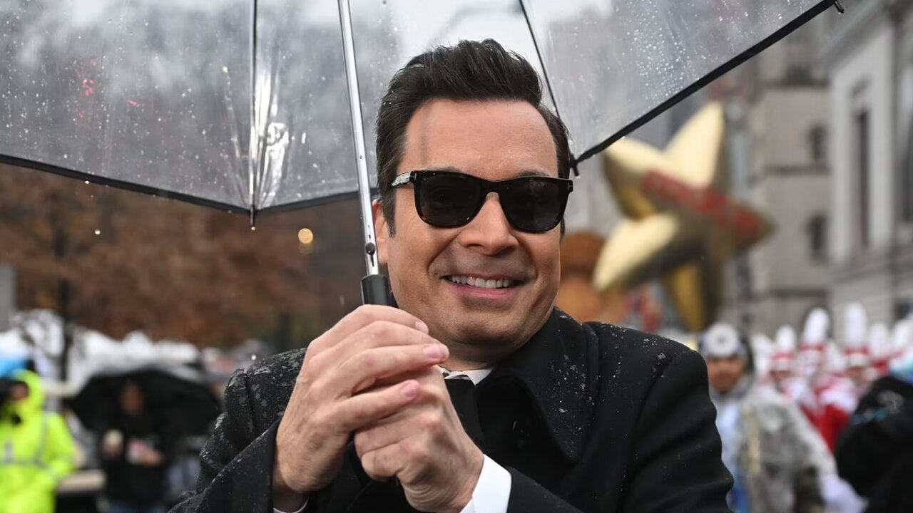 "Jimmy Fallon’s Sunglasses Moment Goes Viral at Macy’s Parade!"