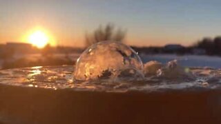 Frysta bubblor ser ut som snöglobar!