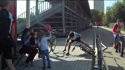 Acidente de ciclismo termina com salvamento impressionante