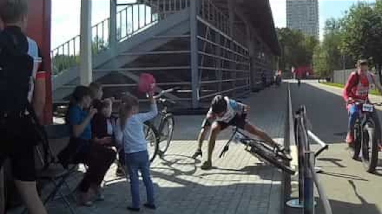 Acidente de ciclismo termina com salvamento impressionante