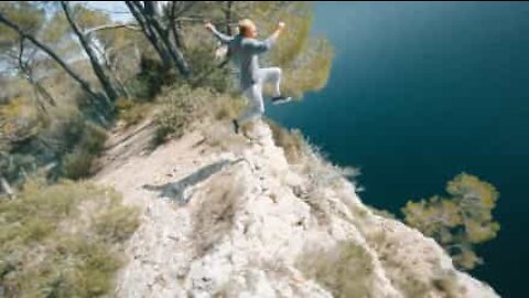 Drone capta incrível salto de penhasco